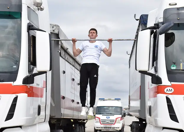  18-ամյա հայ տղան ռեկորդ է սահմանել՝ շարժվող բեռնատարների միջև ձգում անելով 